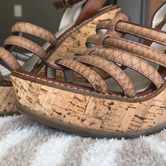 Tan Brown wedge sandals. Size 8.5.  Aldo platform high heeled strappy - Picture 4 of 4